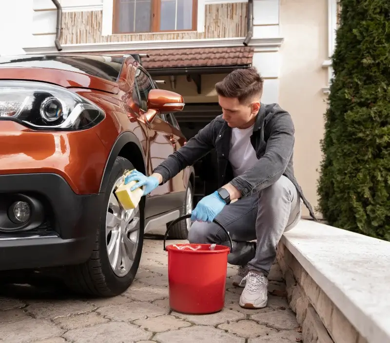 Lavage auto à domicile Sivergues : professionnel intervenant sur un véhicule